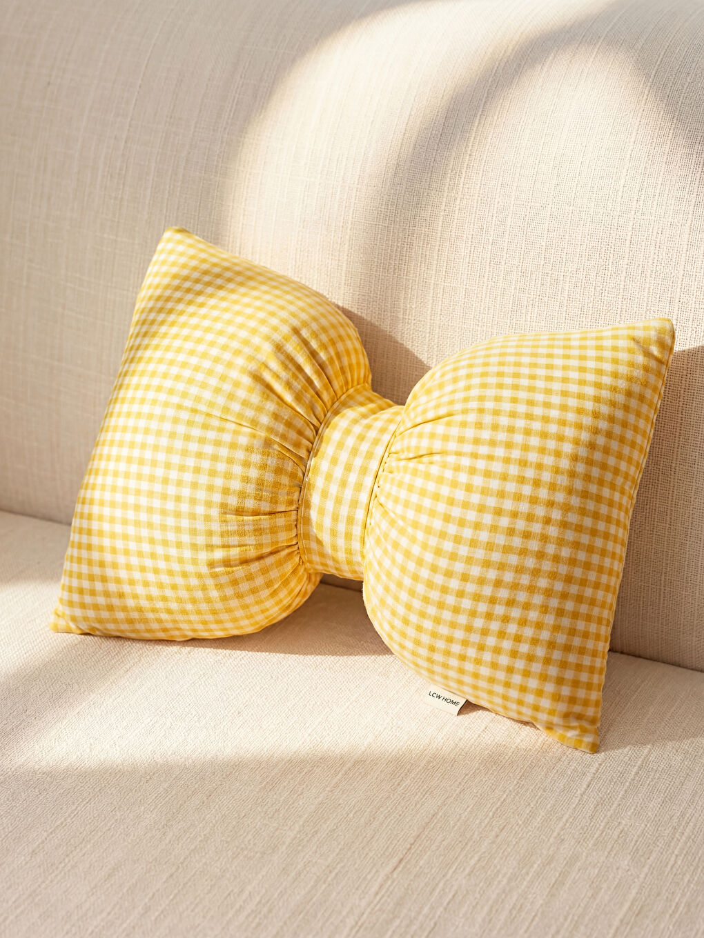 Sarı Fiyonk Figürlü Dolgulu Kırlent