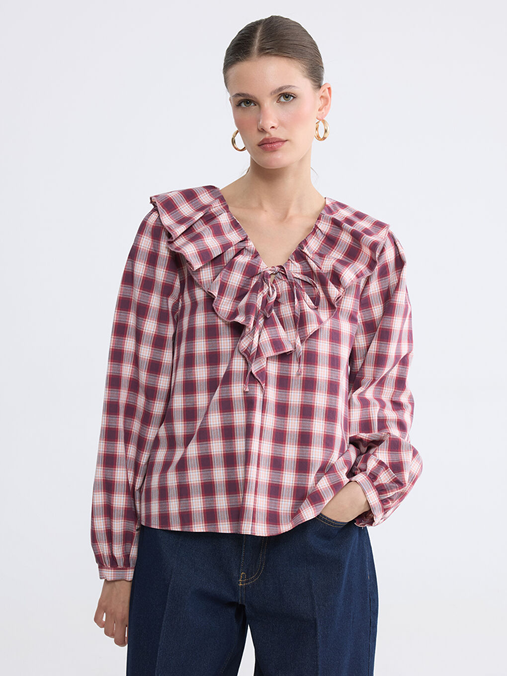 بلوزة نسائية بعنق V بكشاكش من قماش كارو