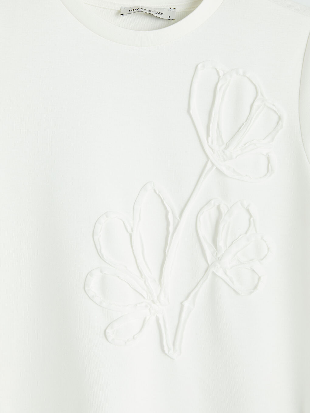 Beyaz Bisiklet Yaka Aplike İşlemeli Kadın Tişört-2