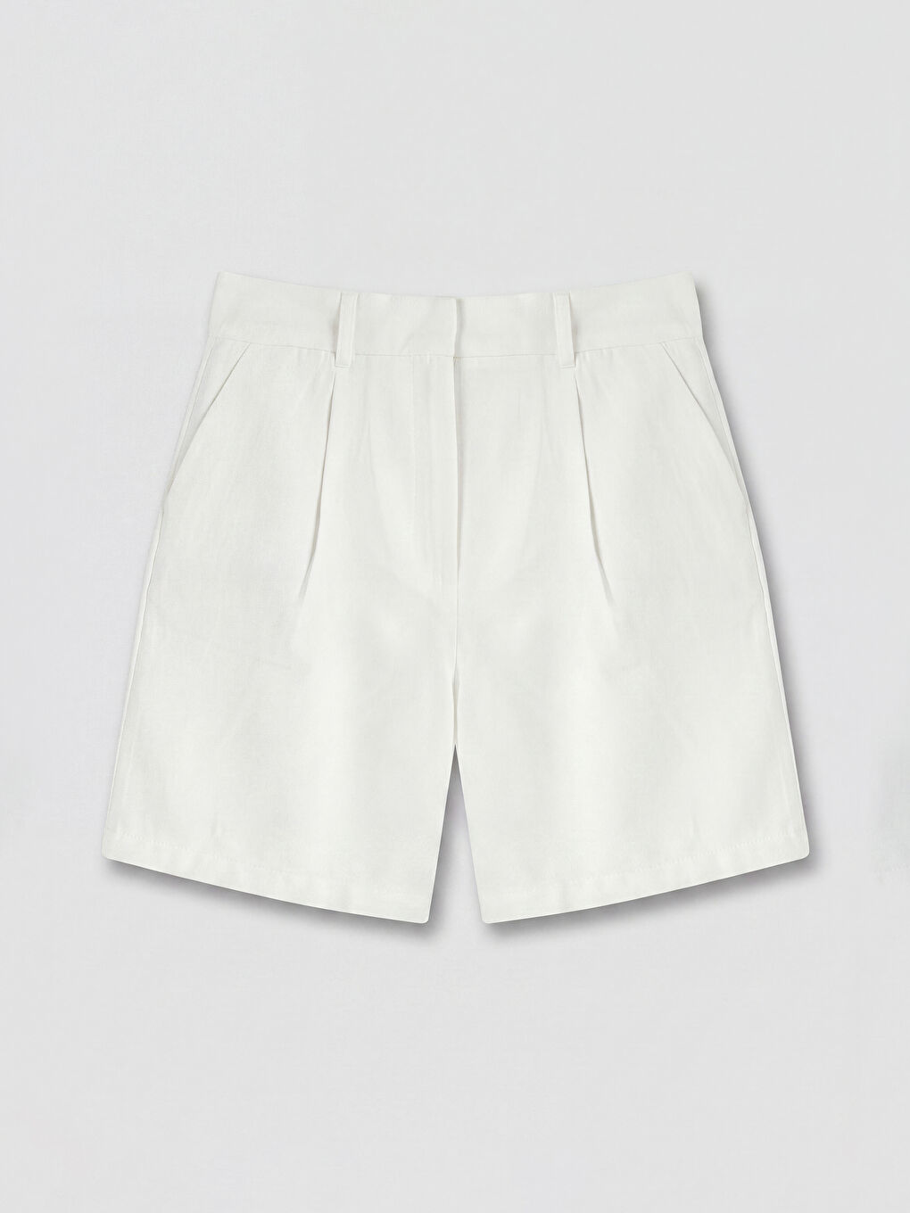 Beyaz Loose Fit Pileli Kadın Şort