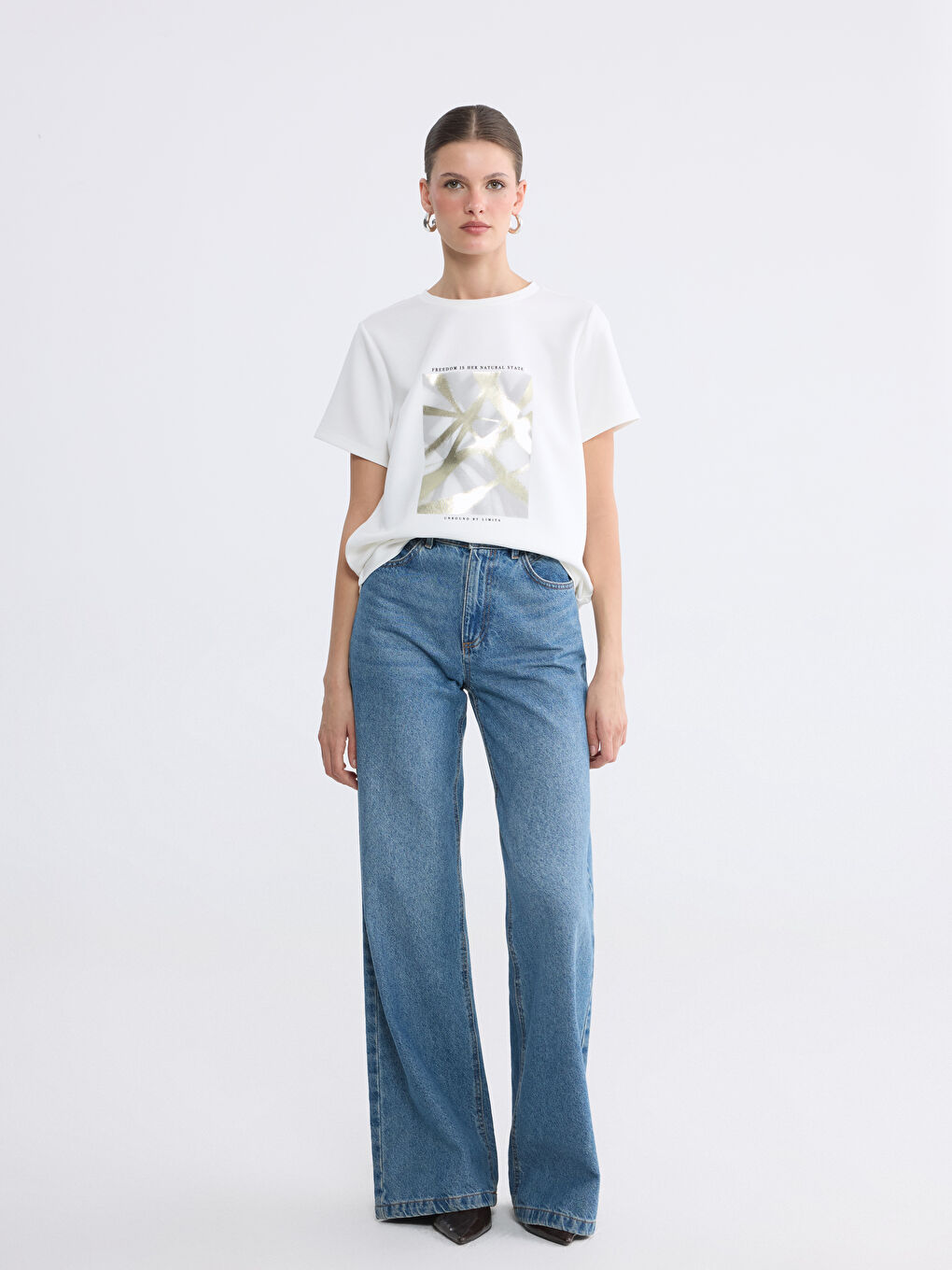 Beyaz Bisiklet Yaka Baskılı Kadın Tişört-1