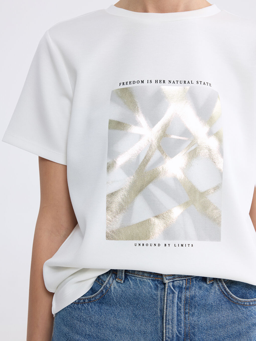 Beyaz Bisiklet Yaka Baskılı Kadın Tişört-2