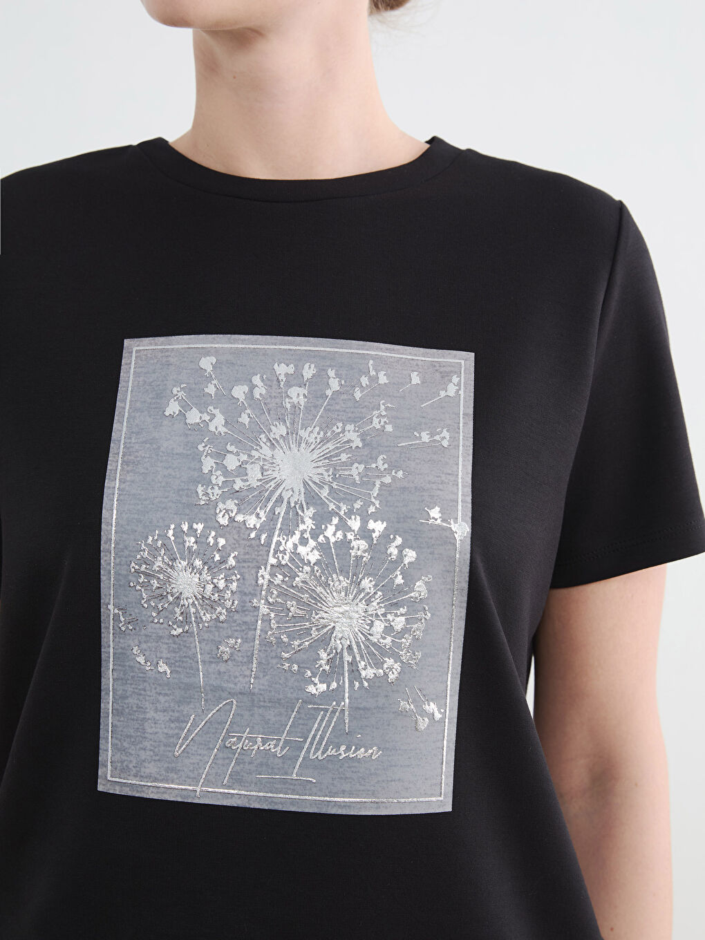 Siyah Bisiklet Yaka Baskılı Kadın Tişört-2