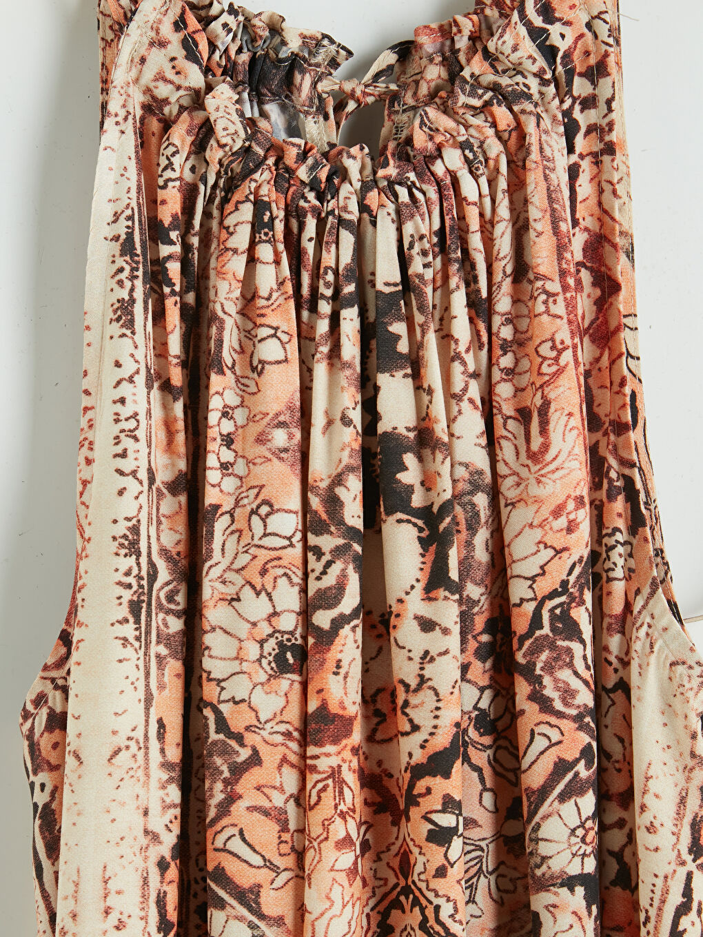 Kahverengi Halter Yaka Desenli Büzgülü Elbise-2