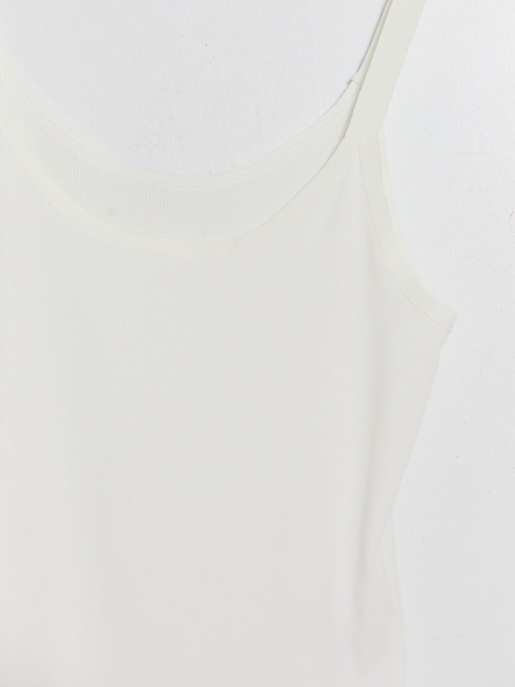 Beyaz V Yaka Fitilli İp Askılı Kadın Atlet-2