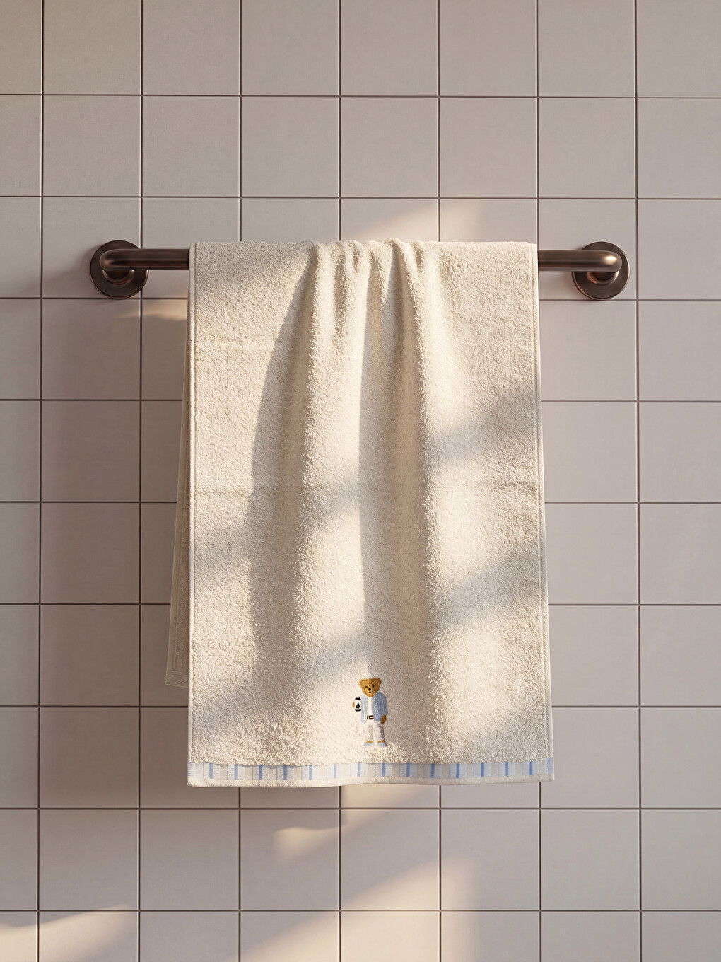 Ekru Ayı Nakışlı Pamuklu Yüz Havlusu 50x80 cm