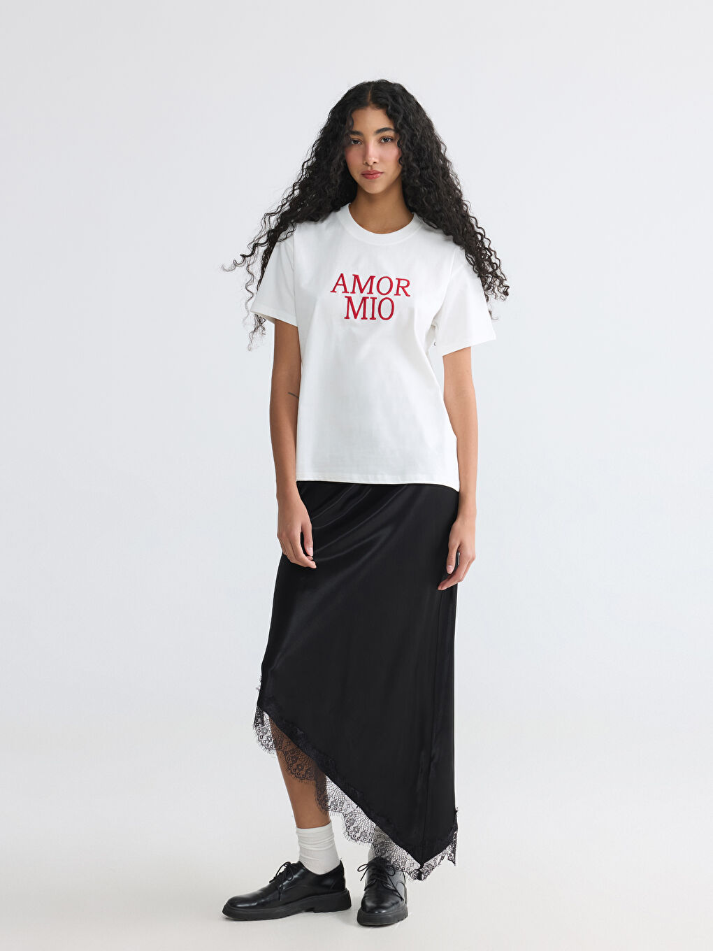 Beyaz Bisiklet Yaka Nakışlı Kadın Tişört-1