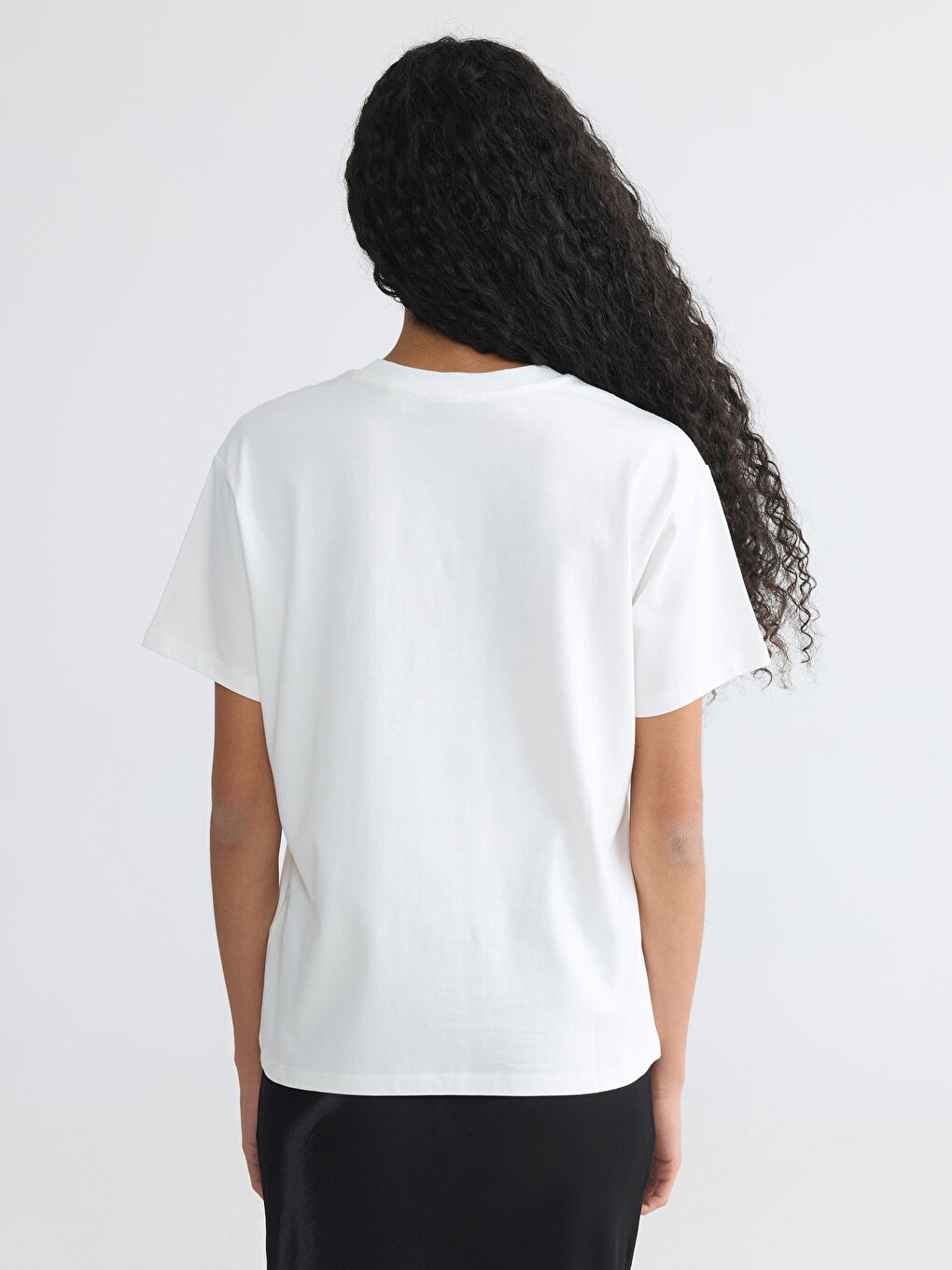 Beyaz Bisiklet Yaka Nakışlı Kadın Tişört-3