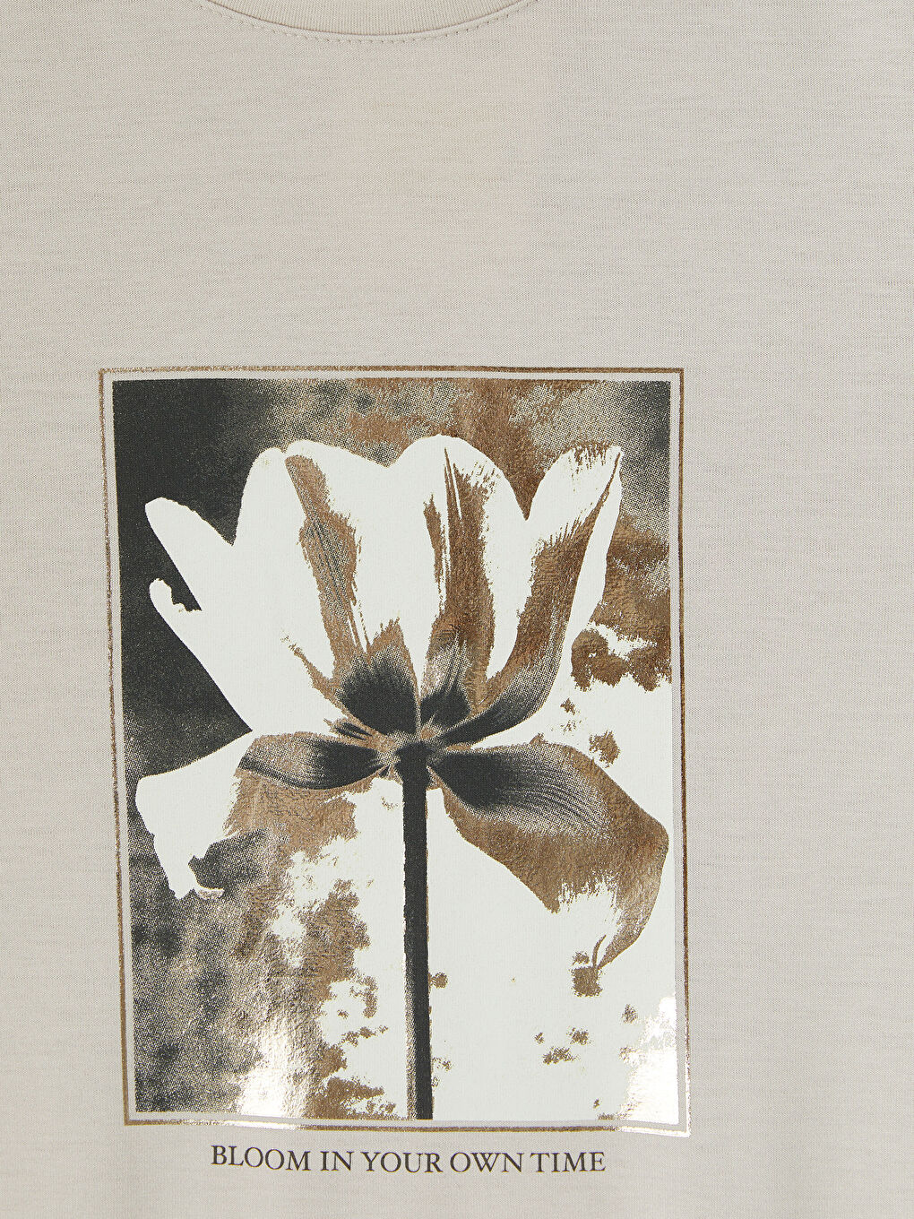 Gri Bisiklet Yaka Baskılı Kadın Tişört-2