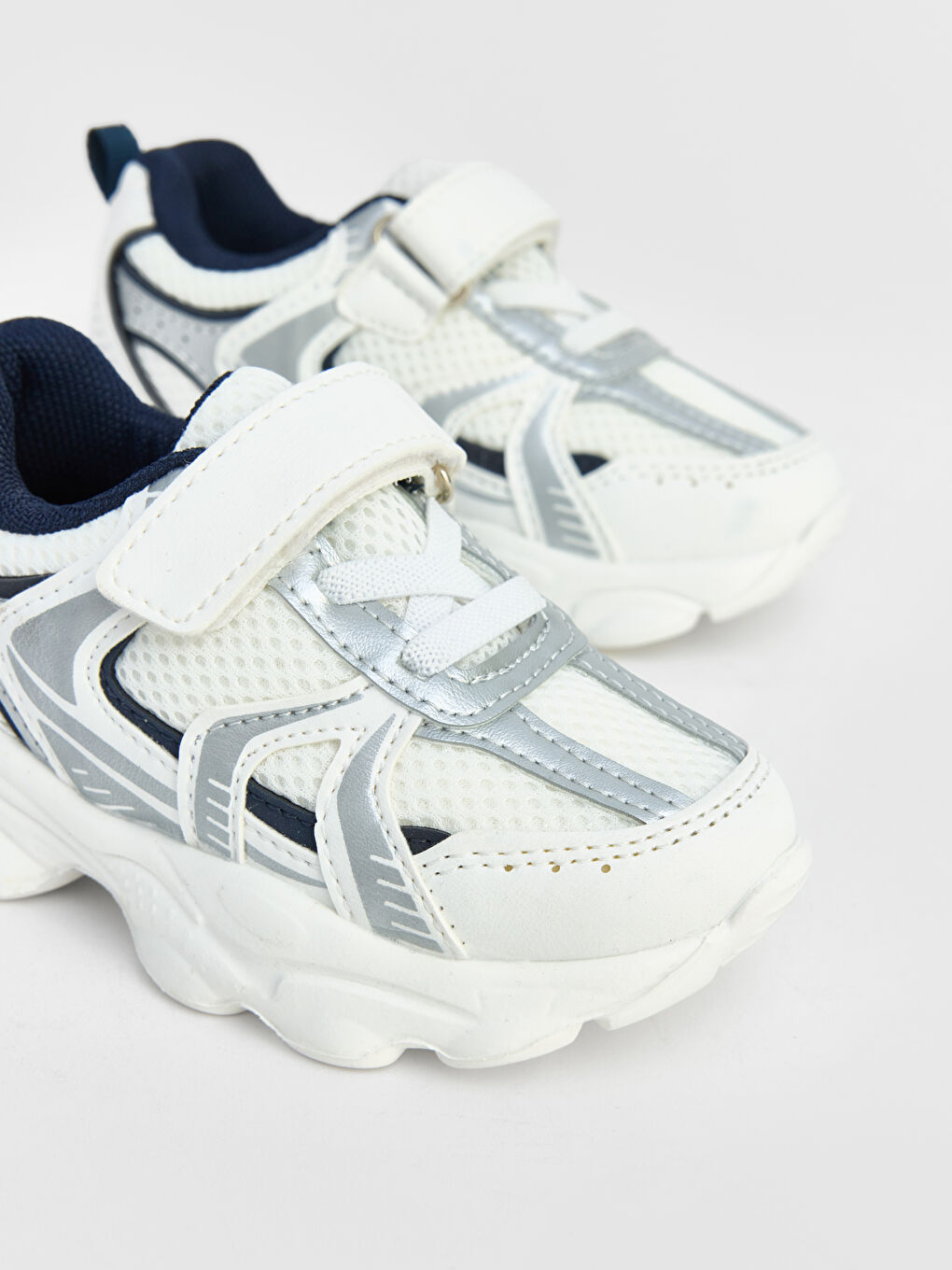 Beyaz Kalın Tabanlı Erkek Çocuk Spor Ayakkabı-1