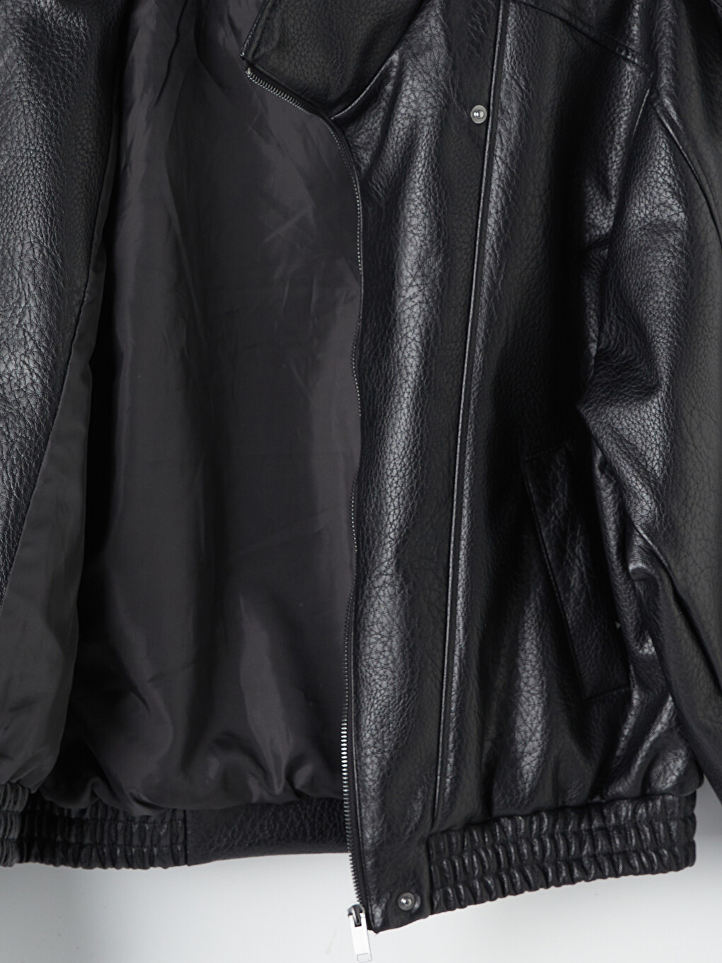 Frau Schwarz Kunstlederjacke-6