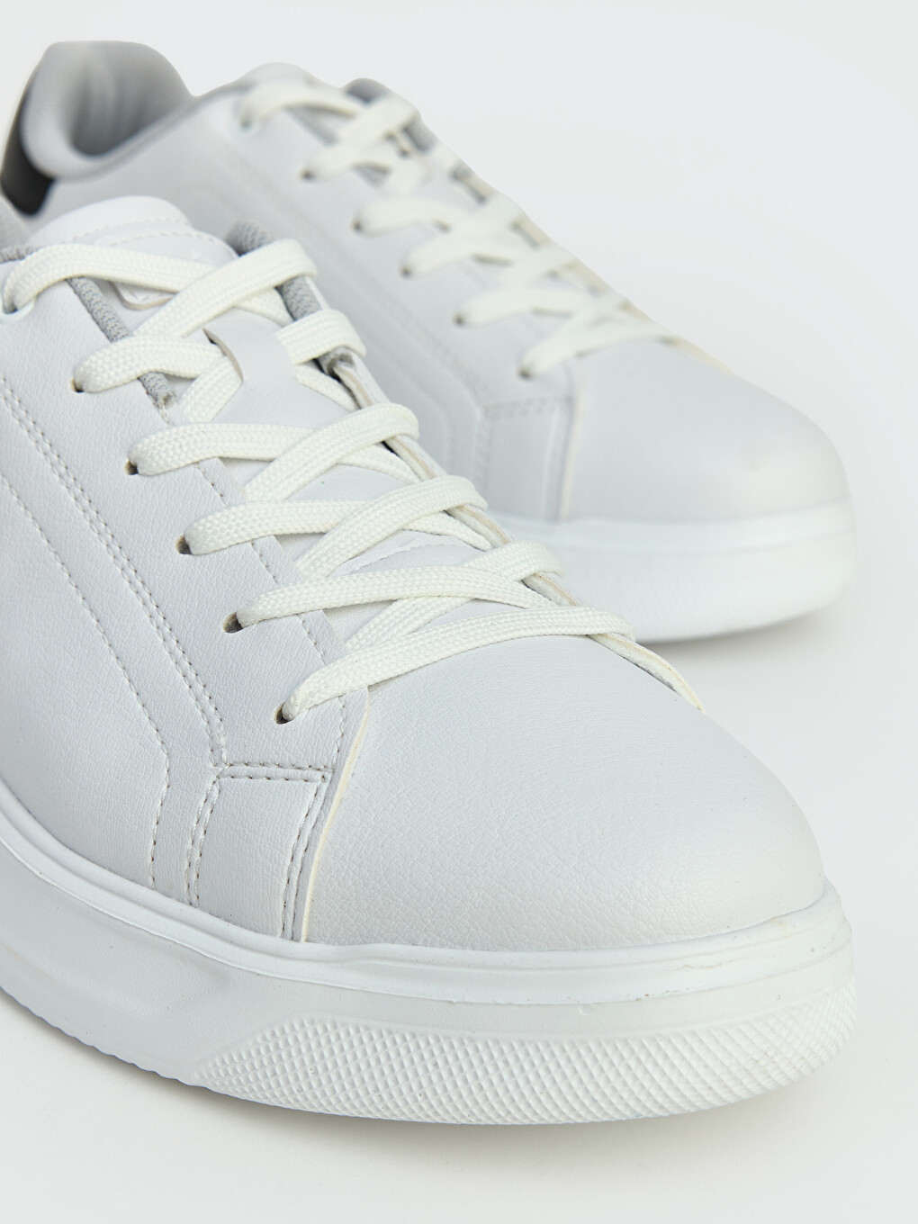 Beyaz Suni Deri Görünümlü Kalın Tabanlı Erkek Sneaker-2