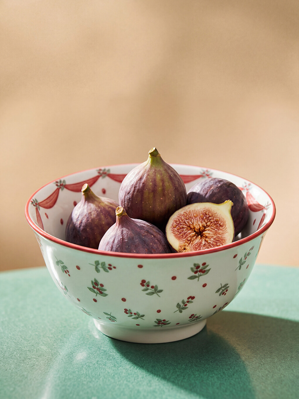 کاسەی سیرامیکی بە سنوور و ڕووکار گول
