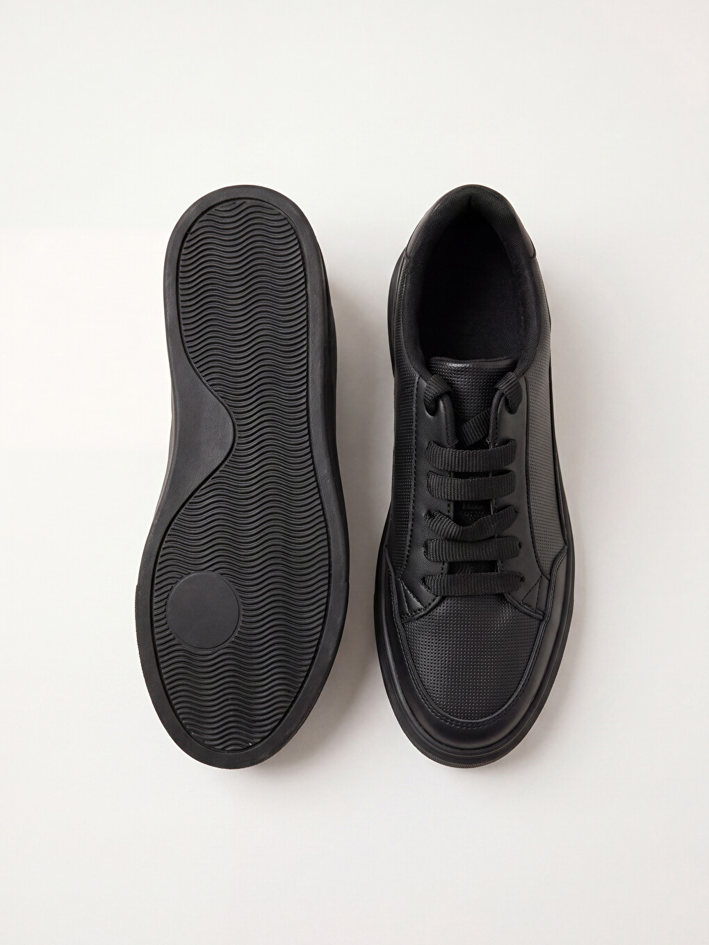 Laced Men's Sports Shoe