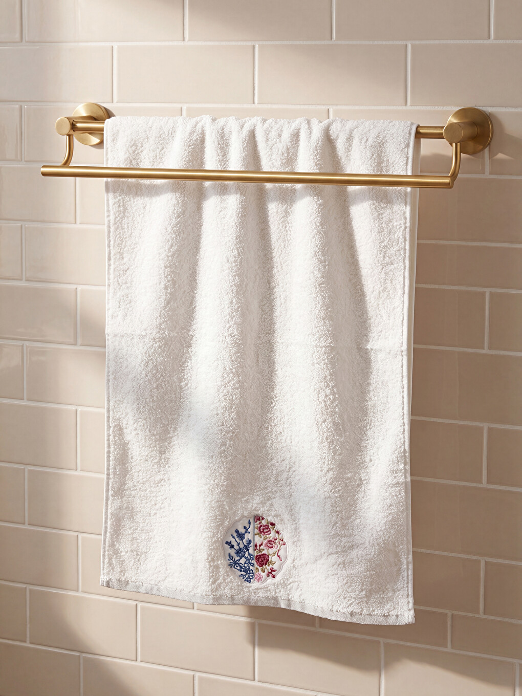 Ekru Çiçek Nakışlı Pamuklu Yüz Havlusu 50x80 Cm