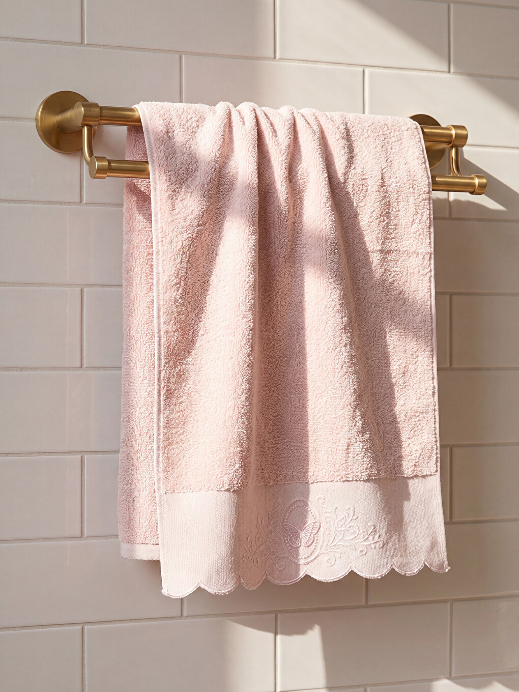 Pembe Kelebek Nakışlı Pamuklu Yüz Havlusu 50x80 Cm
