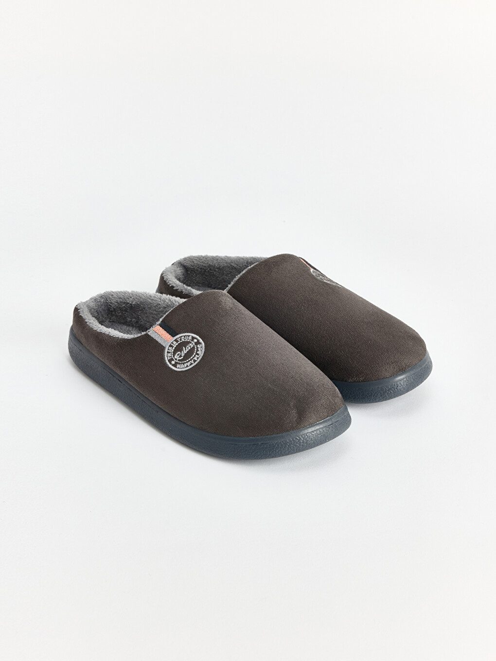 შიგნიდან ბეწვიანი მამაკაცის სახლის ჩუსტები