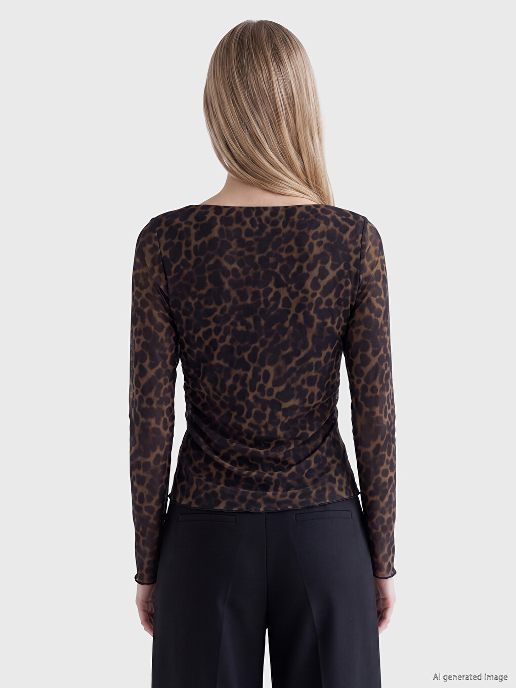 Kahverengi Kayık Yaka Leopar Desenli Bluz-3
