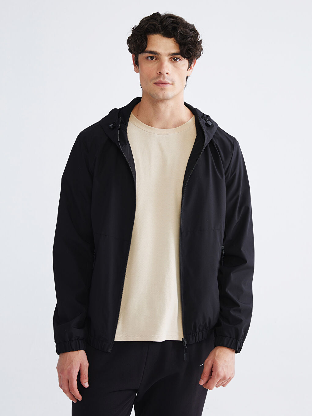 Siyah Standart Kalıp Kapüşonlu Erkek Yağmurluk-1