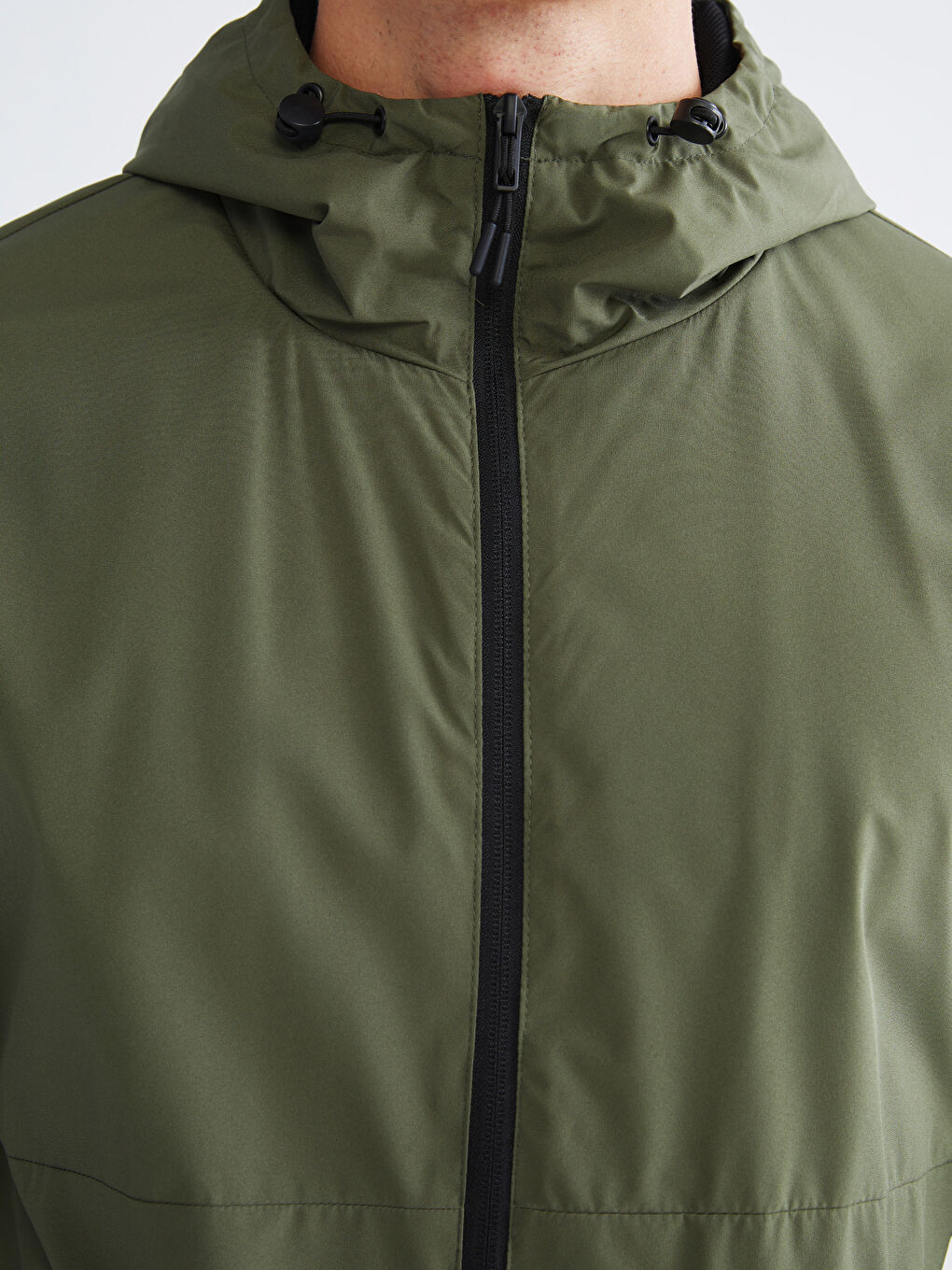 Haki Standart Kalıp Kapüşonlu Erkek Yağmurluk-4