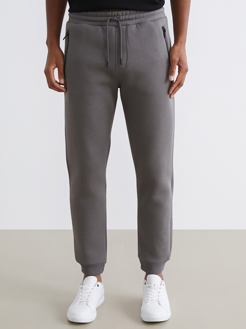 Standard-fit Men's Joggers With Zip Pockets-1