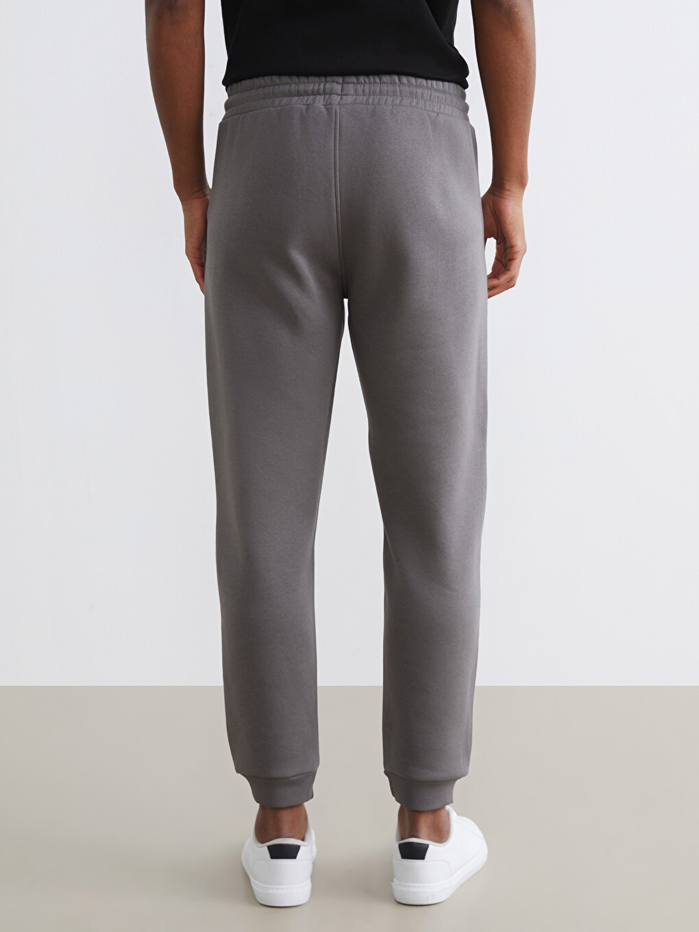 Standard-fit Men's Joggers With Zip Pockets-3