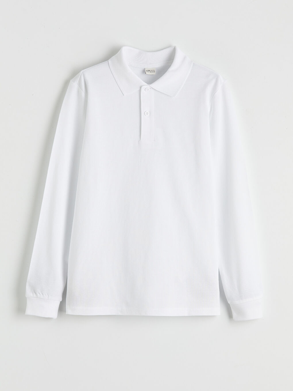 ბიჭი თეთრი მაისურები და ზედები