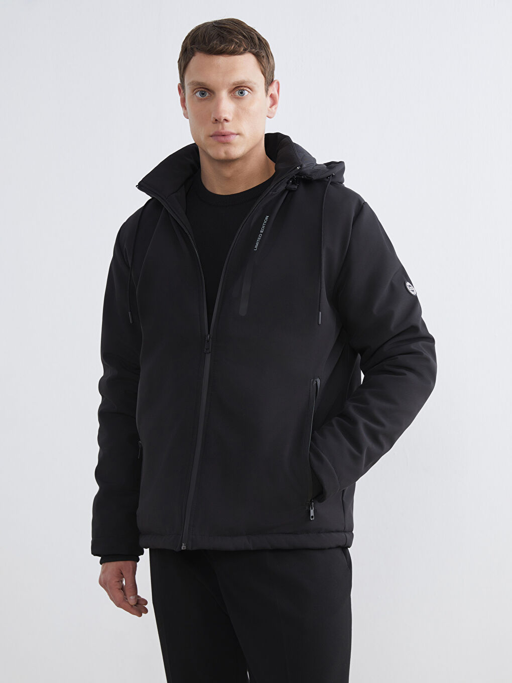 Siyah Standart Kalıp Kapüşonlu Erkek Mont