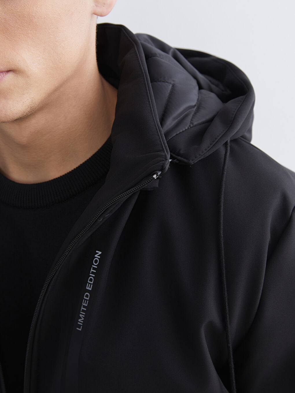 Siyah Standart Kalıp Kapüşonlu Erkek Mont-3