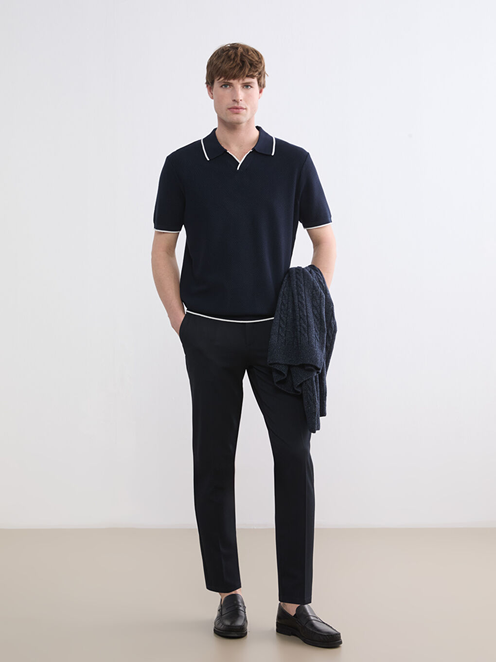 მამაკაცები მუქი ლურჯი სვიტერი-1