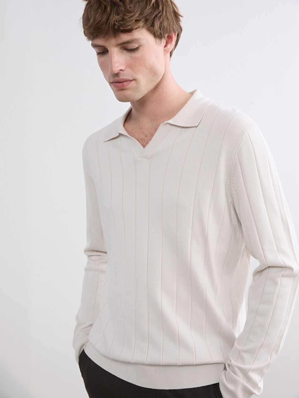 Мъжки плетен пуловер с райе и поло яка