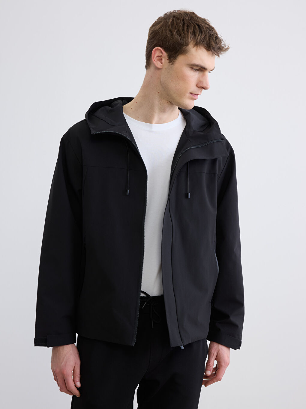 Siyah Standart Kalıp Kapüşonlu Erkek Yağmurluk