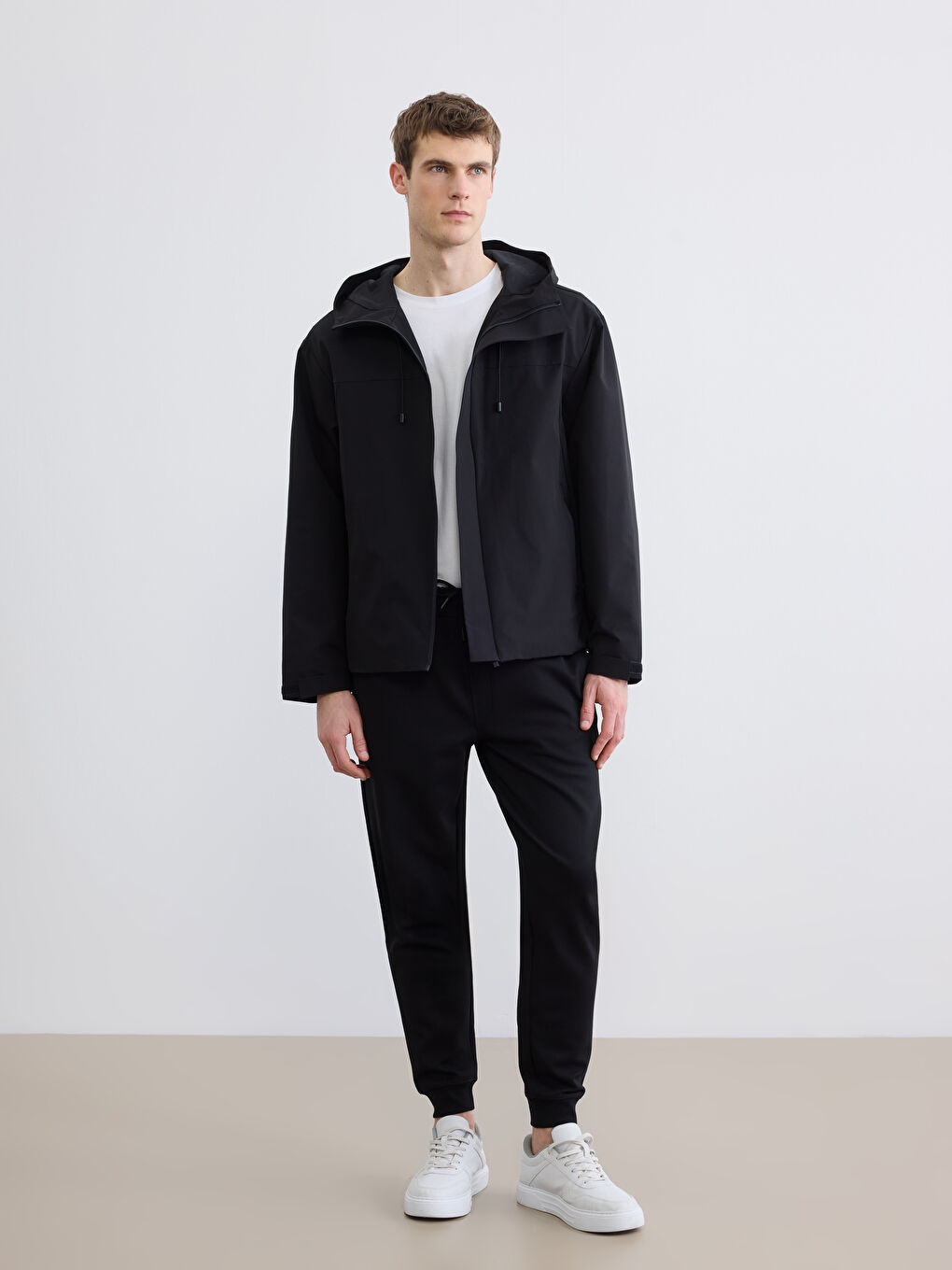 Siyah Standart Kalıp Kapüşonlu Erkek Yağmurluk-1