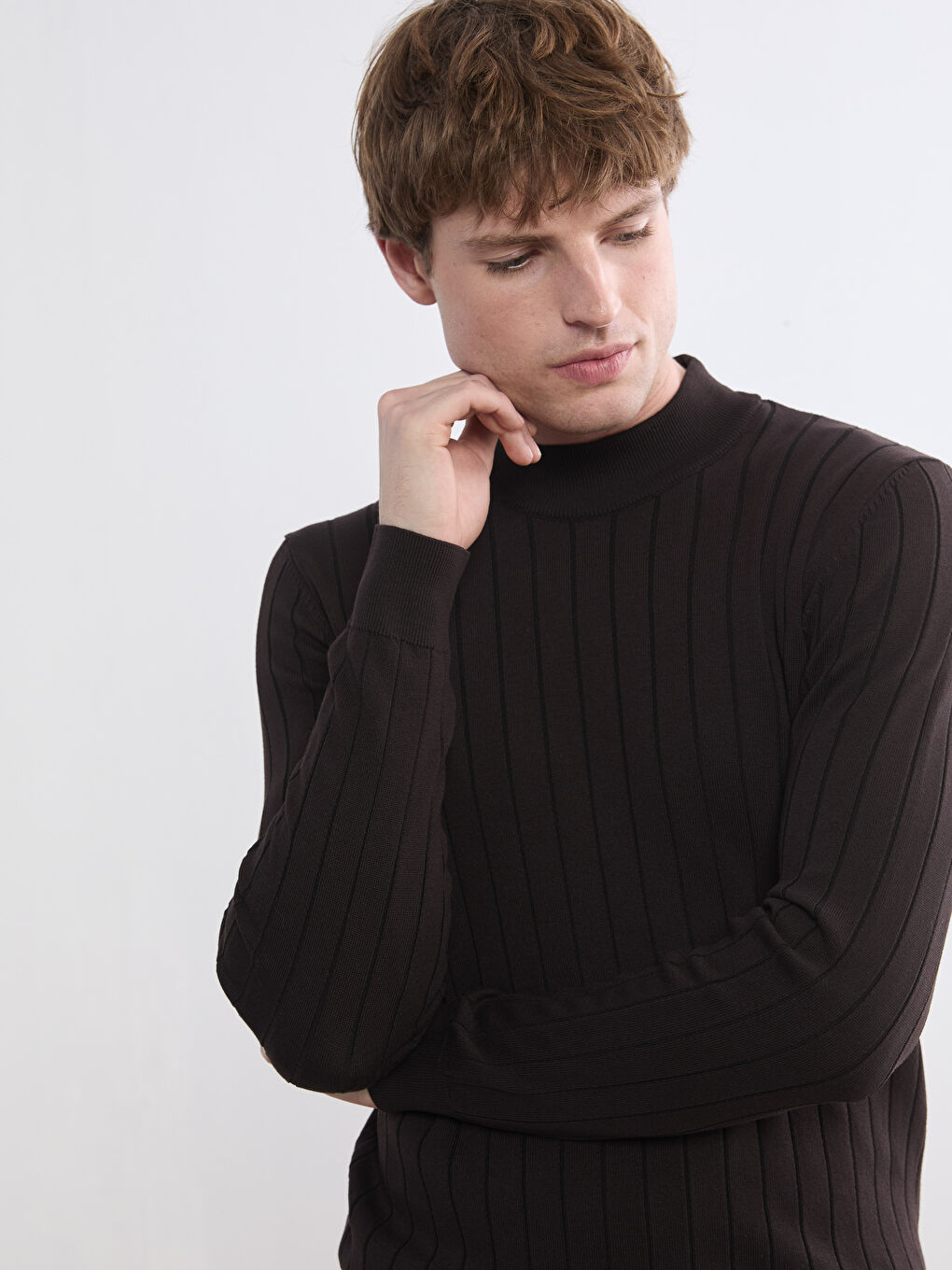 Kahverengi Yarım Balıkçı Yaka Çizgili Erkek Triko Kazak