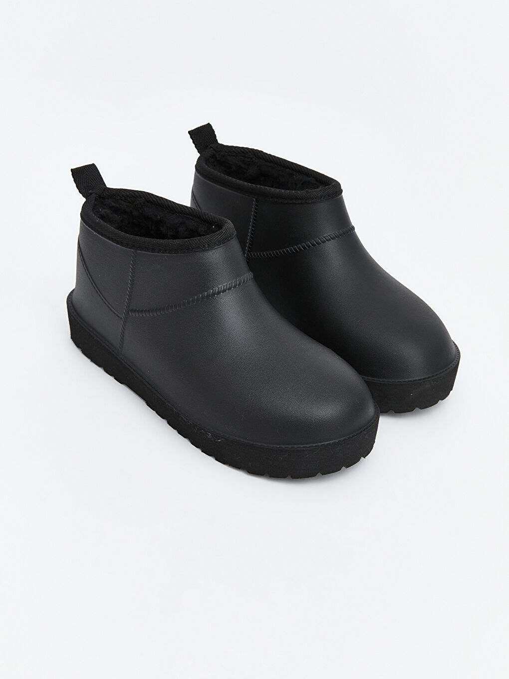 Siyah İçi Kürklü Kadın Bot