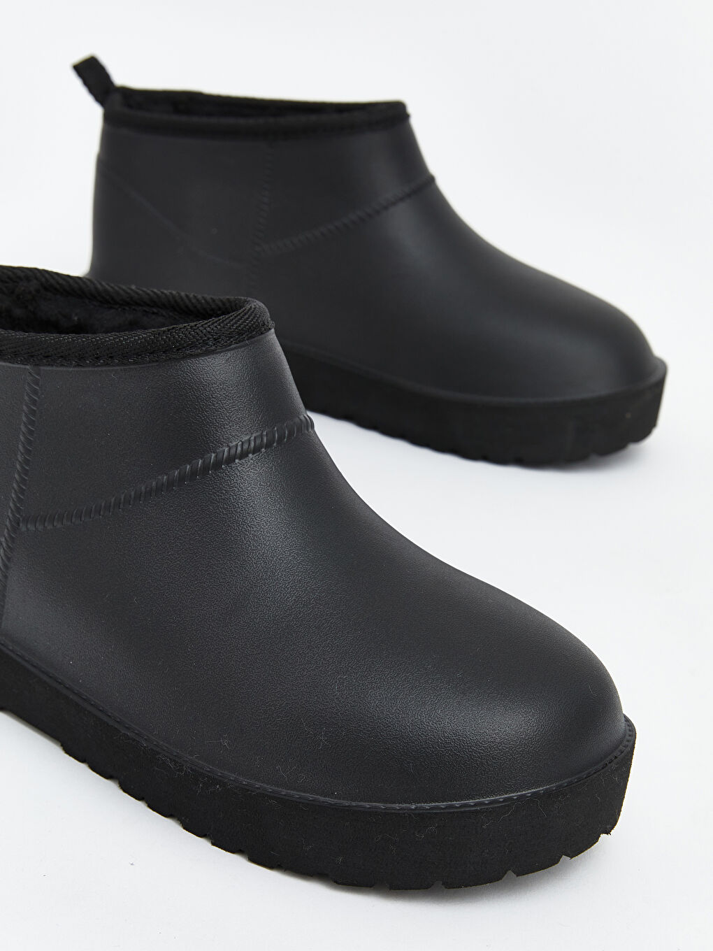 Siyah İçi Kürklü Kadın Bot-2