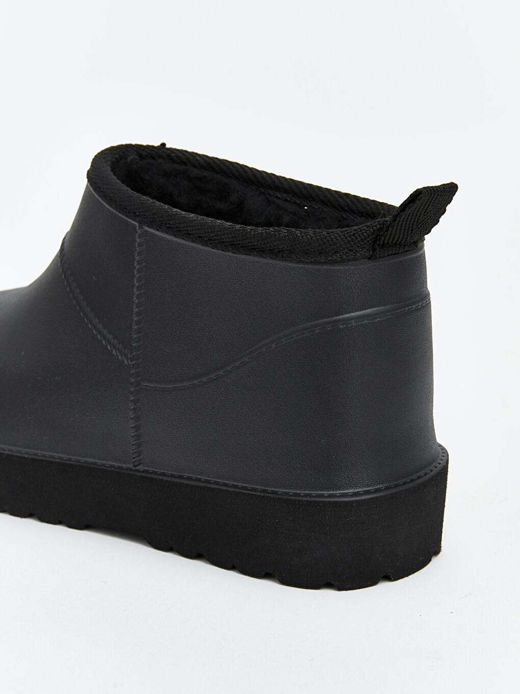 Siyah İçi Kürklü Kadın Bot-4