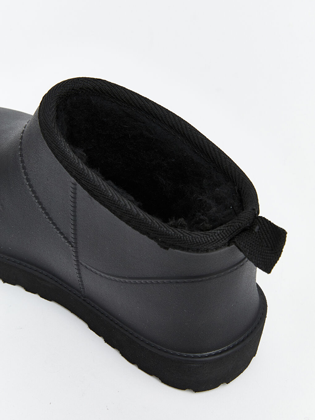 Siyah İçi Kürklü Kadın Bot-5