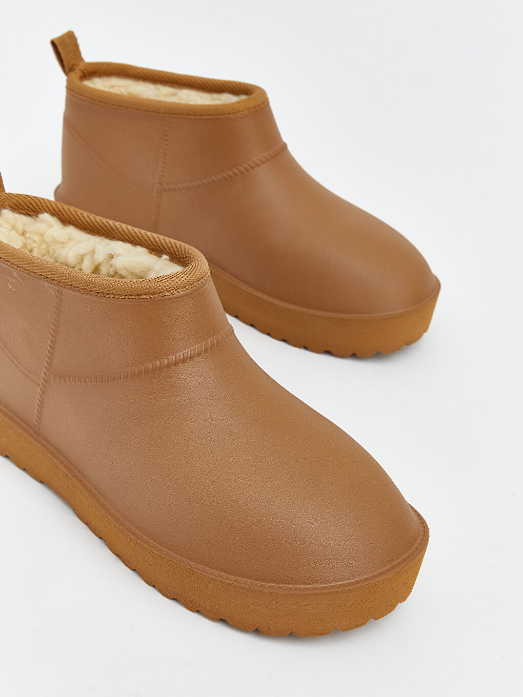 Bej İçi Kürklü Kadın Bot-2