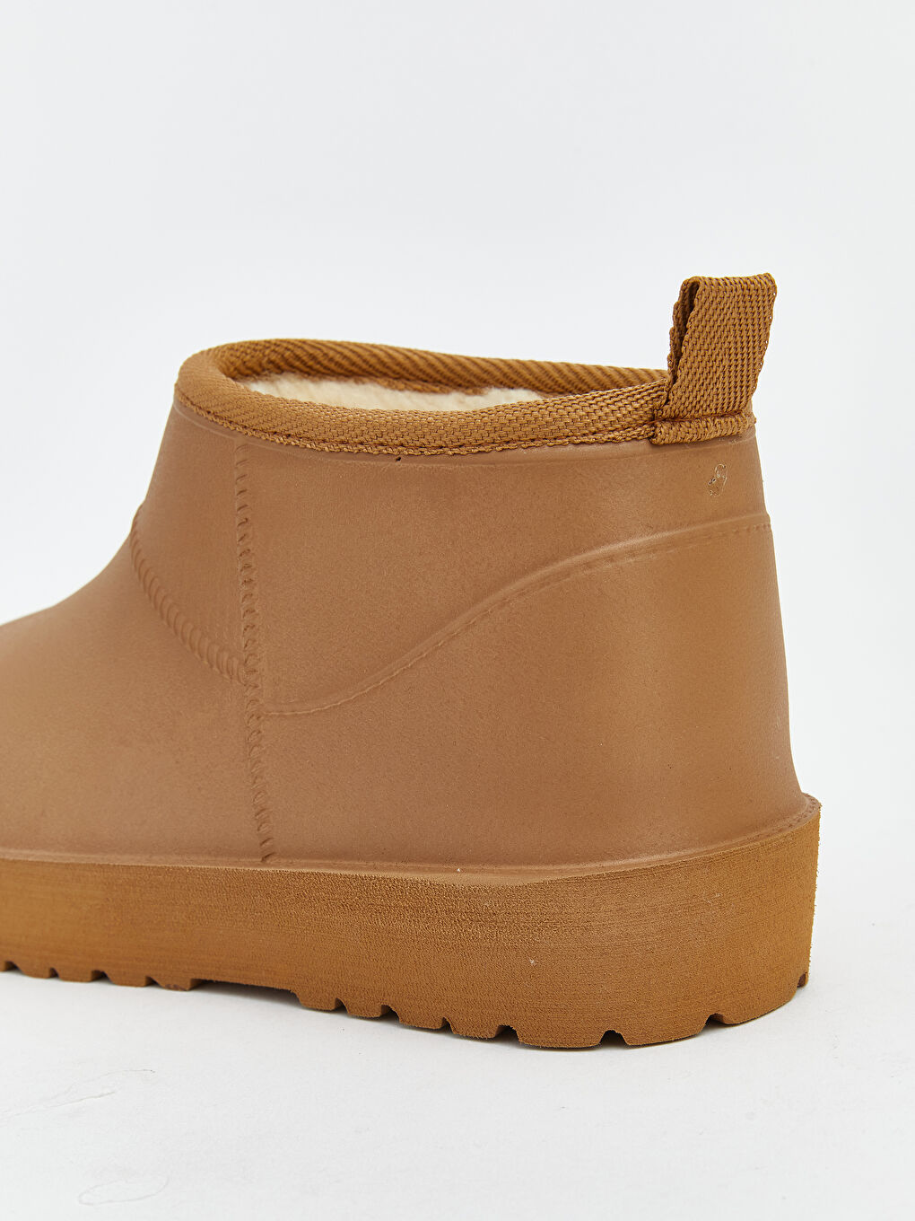 Bej İçi Kürklü Kadın Bot-4