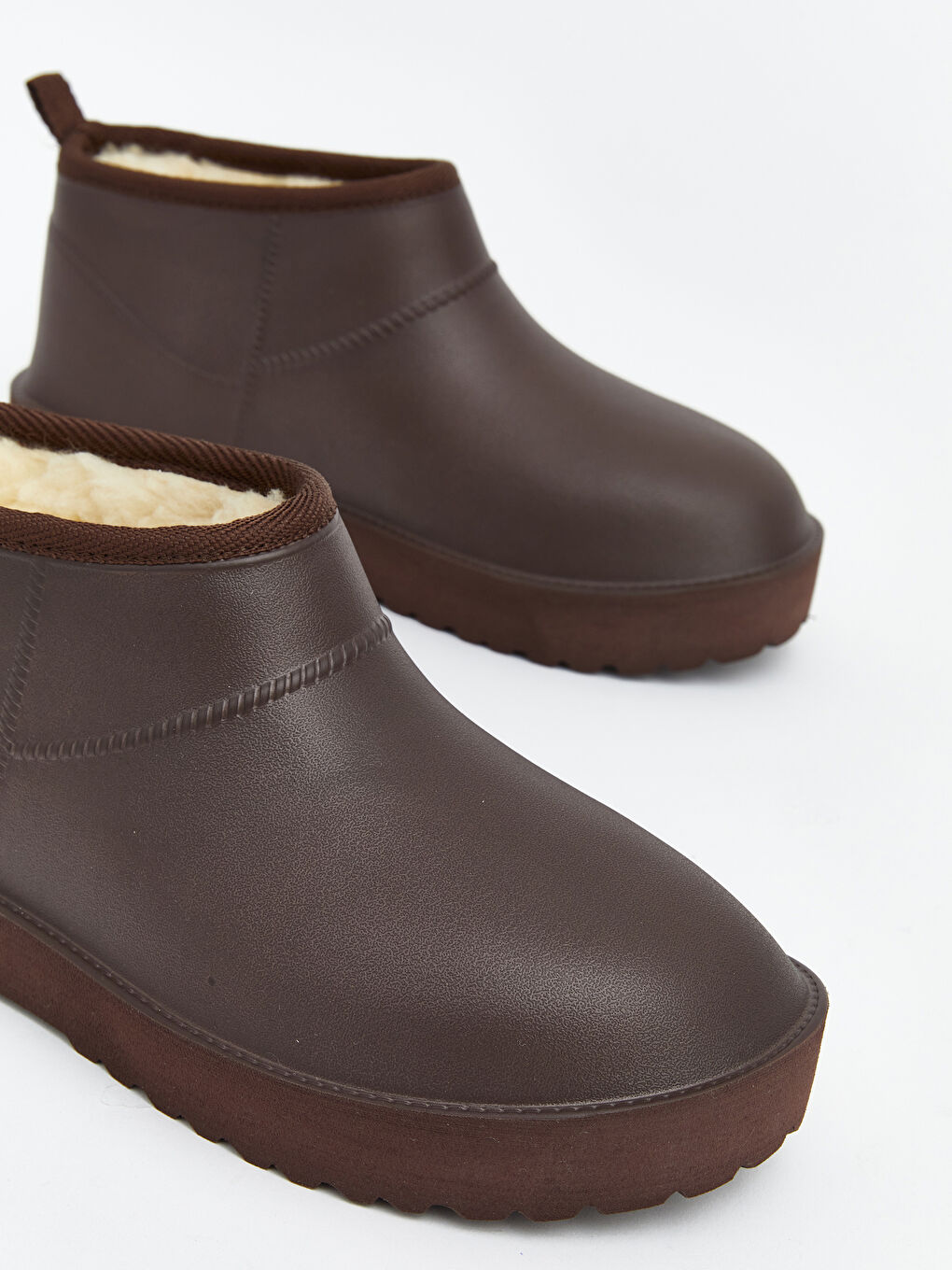 Kahverengi İçi Kürklü Kadın Bot-2