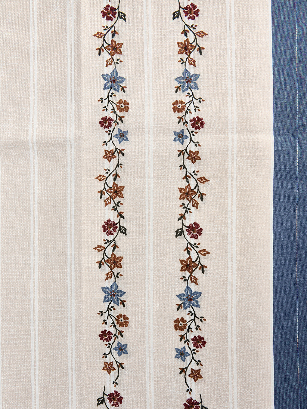 Karışık Çiçek Nakışlı Masa Örtüsü 150x220 Cm-3