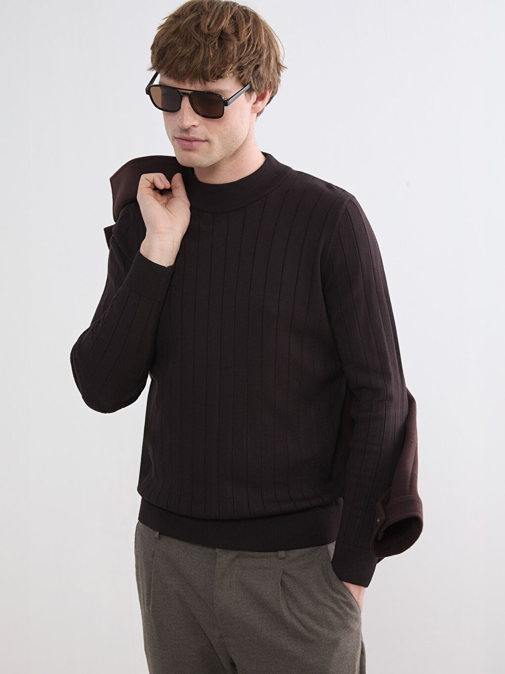 Kahverengi Yarım Balıkçı Yaka Erkek Triko Kazak