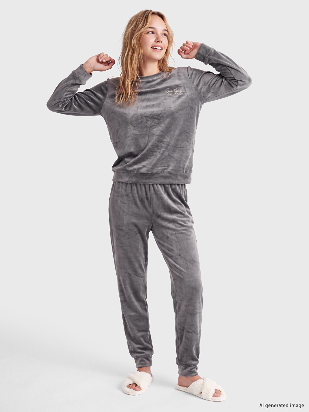 Gri Nakışlı Kadın Kadife Pijama Takım
