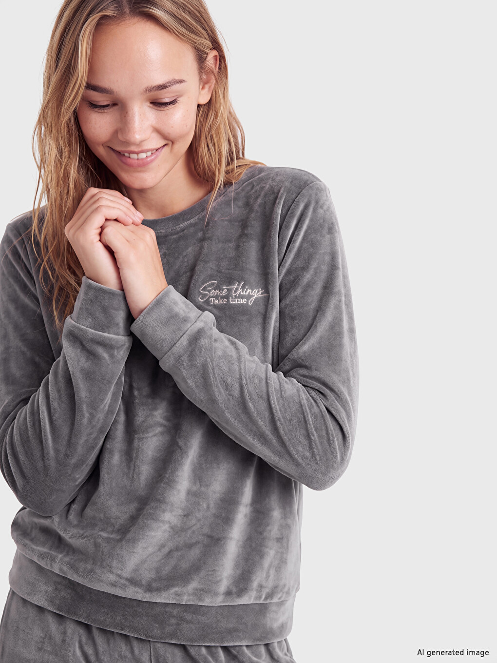 Gri Nakışlı Kadın Kadife Pijama Takım-1