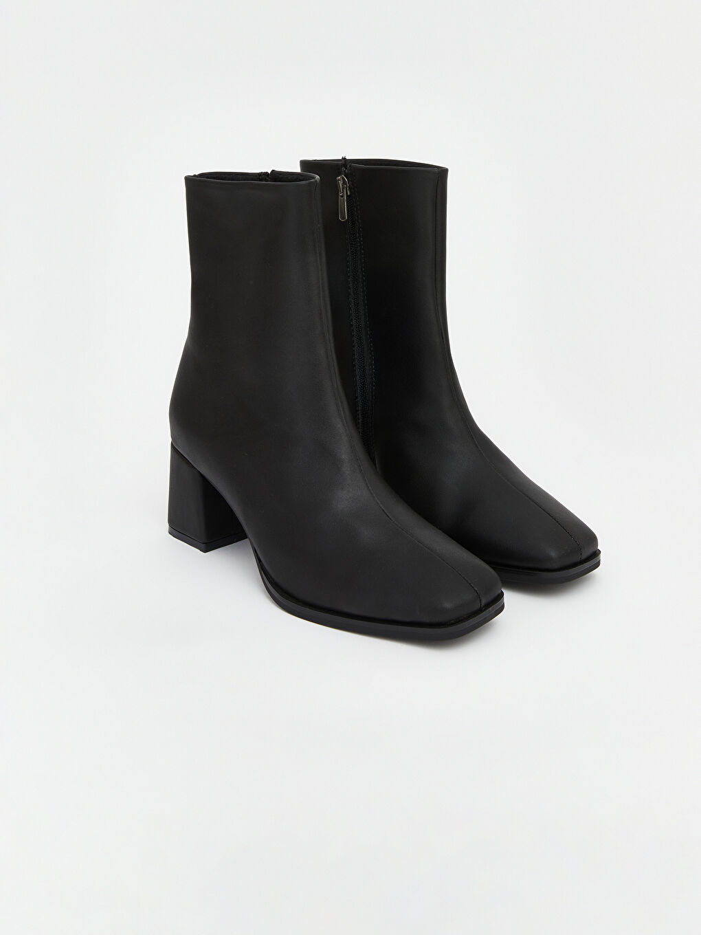 Siyah Süet Görünümlü Kalın Topuklu Bot