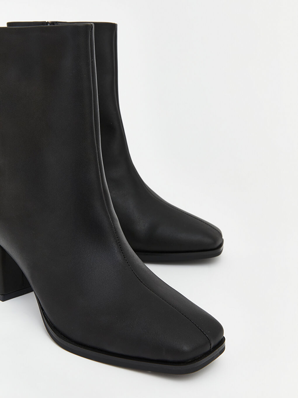 Siyah Süet Görünümlü Kalın Topuklu Bot-2