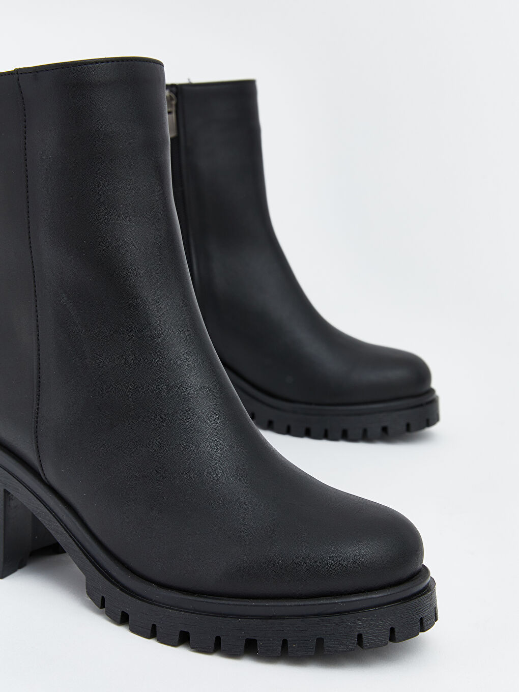 Siyah Deri Görünümlü Kadın Topuklu Bot -2