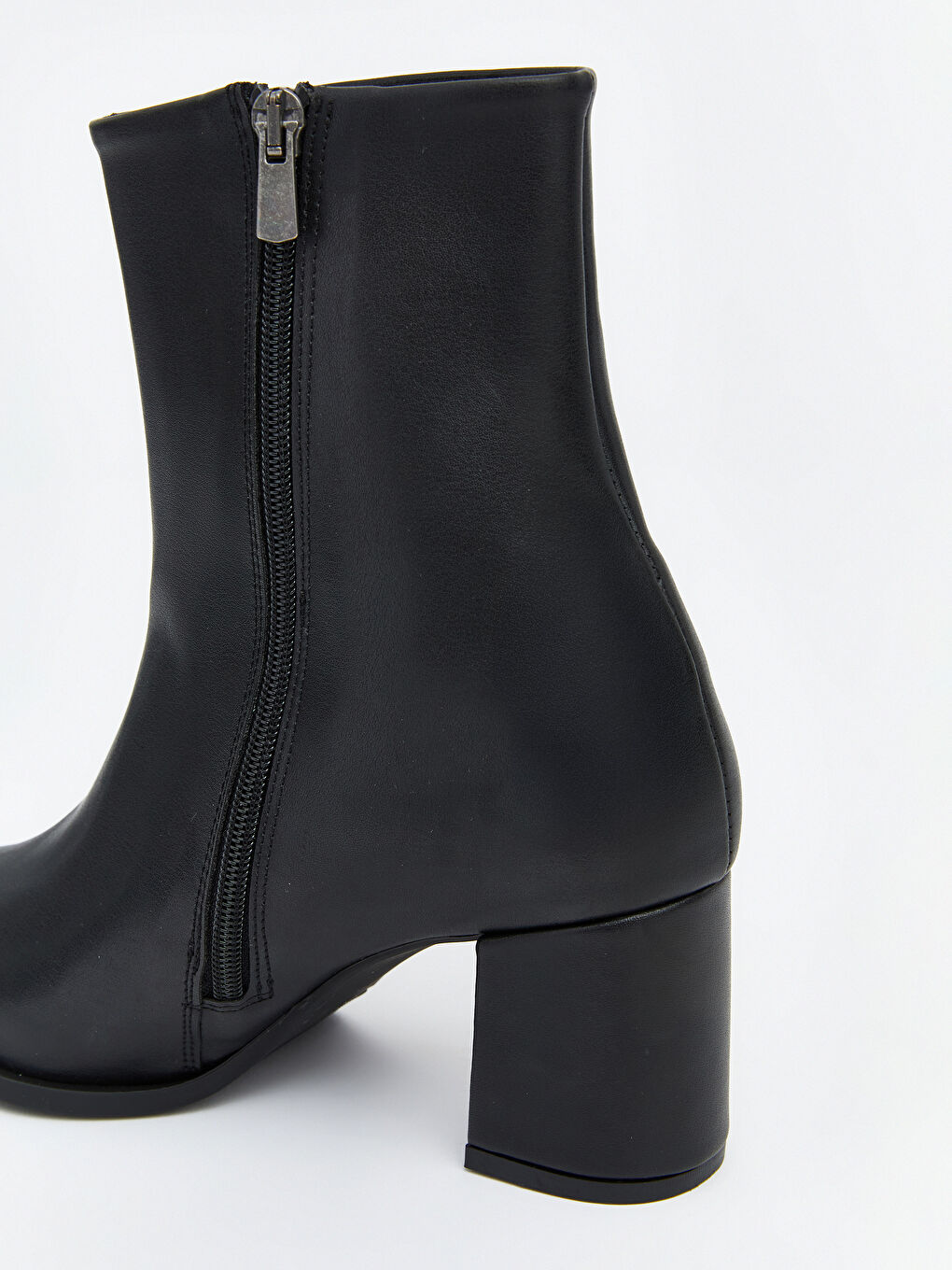 Siyah Fermuarlı Kalın Topuklu Sivri Burunlu Kadın Bot-4