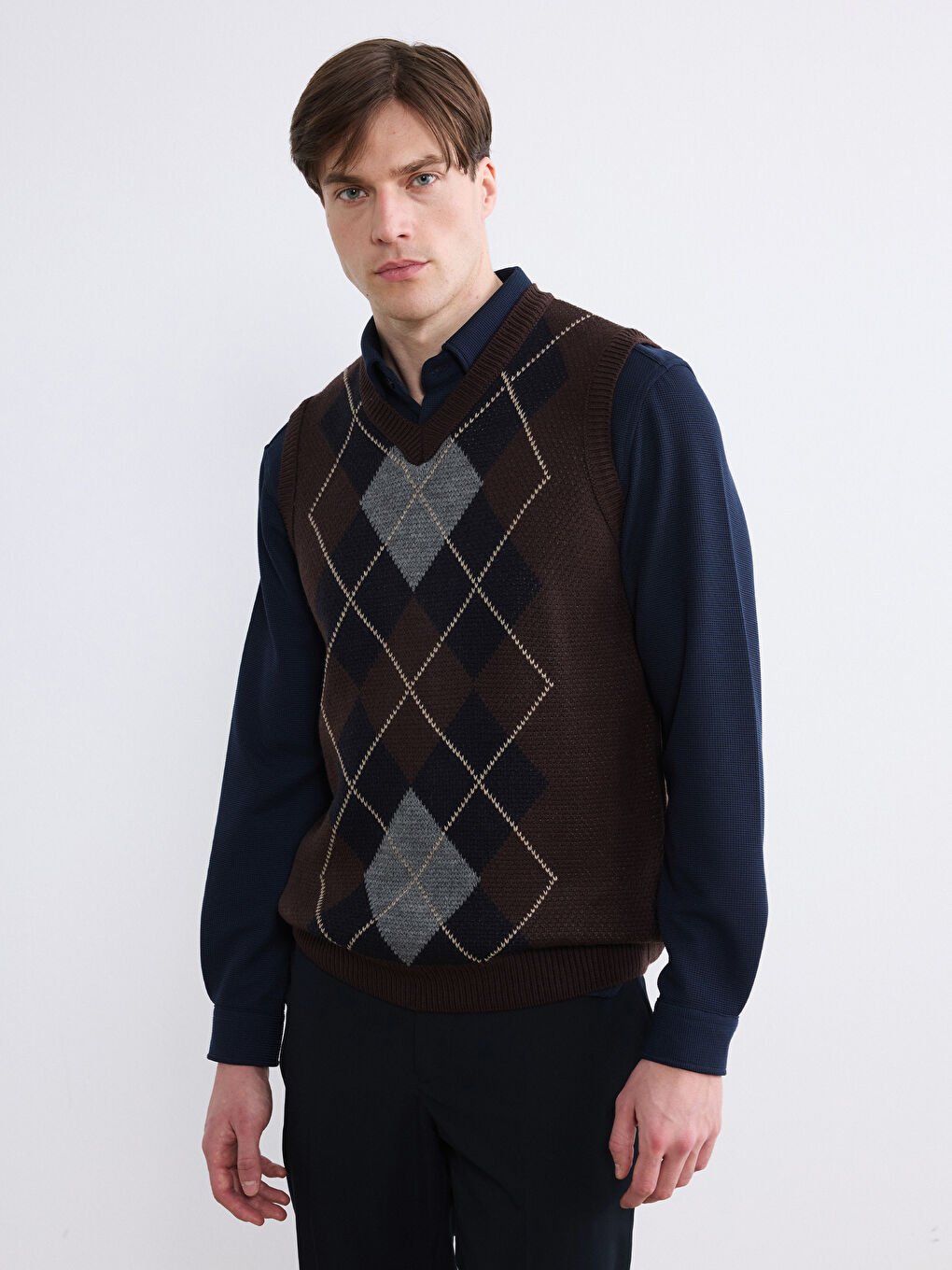 Kahverengi V Yaka Baklava Desenli Erkek Triko Kazak